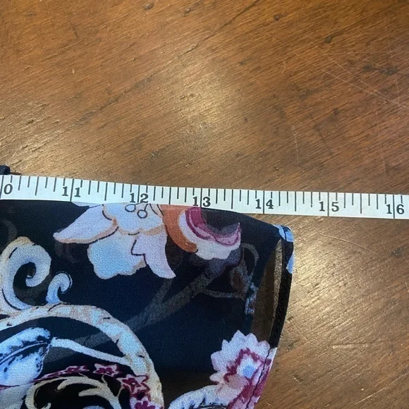 White House black market size medium off shoulder‎ with long angel sleeves - Picture 12 of 12